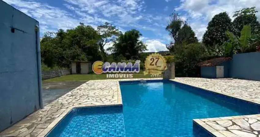 Linda Chácara com Piscina e Amplo Quintal Gramado em Mongaguá!!