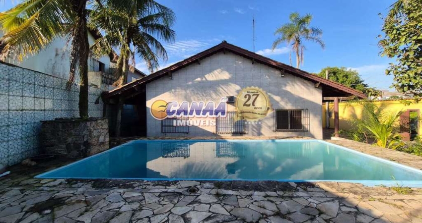Casa com Piscina a 200 Metros da Praia em Mongaguá-SP!