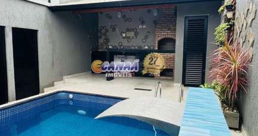 Bela Casa de condomínio com Piscina a venda em Praia Grande-SP!