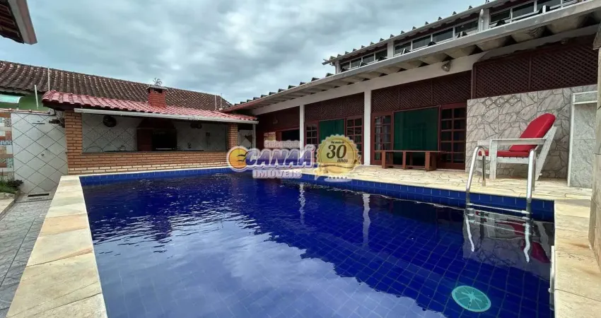 Oportunidade! casa com lote inteiro, edícula e piscina à venda em mongaguá!