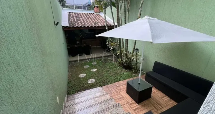 Casa assobradada à venda no Tatuapé com 3 suítes, 4 vagas - 227 metros