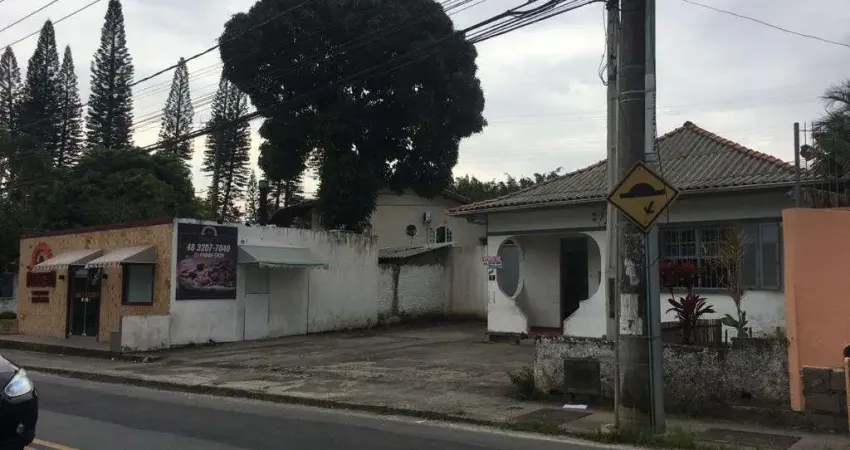 Amplo terreno com boa viabilidade construtiva no coração do João Paulo