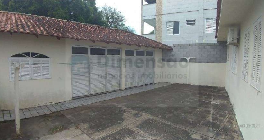 Casa com 1 suíte e mais 3 quartos e edícula no Pantanal