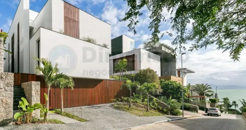 Casa de alto padrão com três suítes e piscina em condomínio fechado no Cacupé