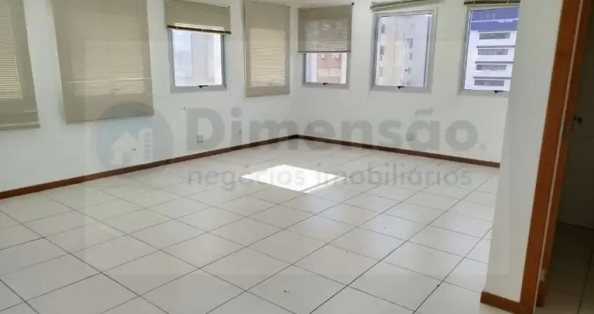 Sala comercial ampla com 2 vagas de garagem no Centro de Florianópolis