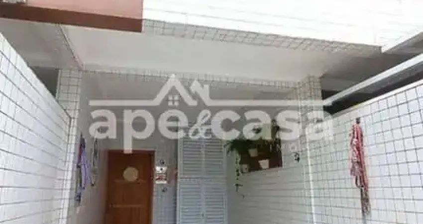 Maravilhosa casa sobreposta alta