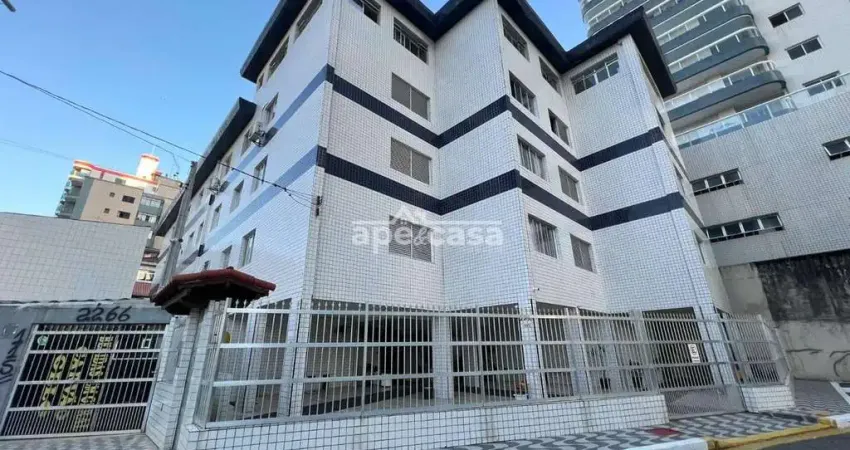 Kitnet mobiliada e dividida a poucos passos da orla de praia grande