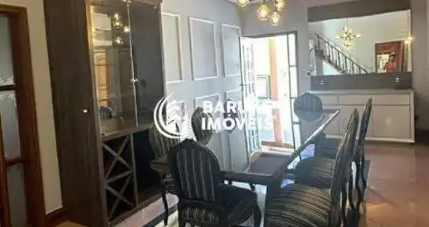 Sobrado espaçoso e com amplo quintal, no residencial village terras indaiá.