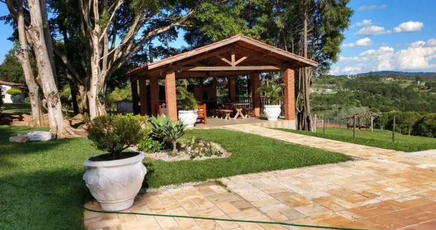 Um lugar de tirar o fôlego, ideal para sair da correria do dia a dia e relaxar. Esse sítio, com ótima localização, fica apenas a 20 minutos do centro