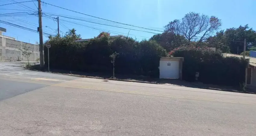 Linda casa de esquina à venda com rua principal que liga ao centro de Salto/SP Casa localizada em bairro Nobre da Cidade!