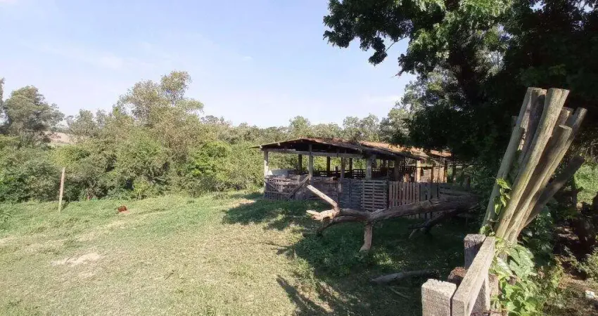 Sitio à venda no Bairro Buru em Salto/SP. Esse imóvel possui: Casa Sede com: 2 dormitórios Sala Cozinha Banheiro