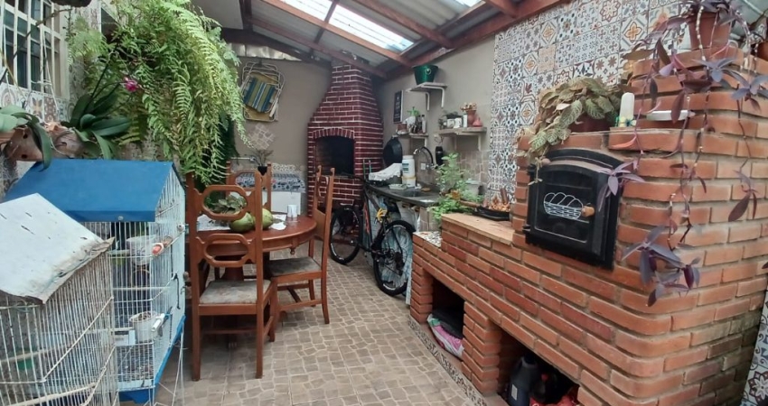 Espaço e Lazer: Casa com Churrasqueira, Fogão a Lenha e 5 Vagas!