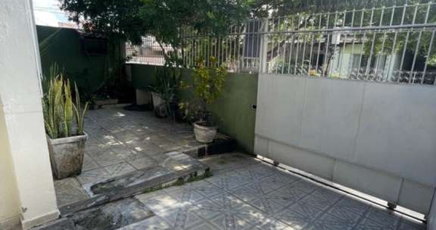 Casa para Venda em Rio de Janeiro, Campo Grande, 3 dormitórios, 1 banheiro, 2 vagas