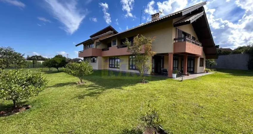 Linda casa em condomínio no Centro de Pinhais com 2.133,59 m² de terreno