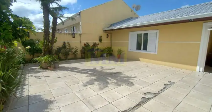 Casa térrea com 3 quartos em amplo terreno de 500m².