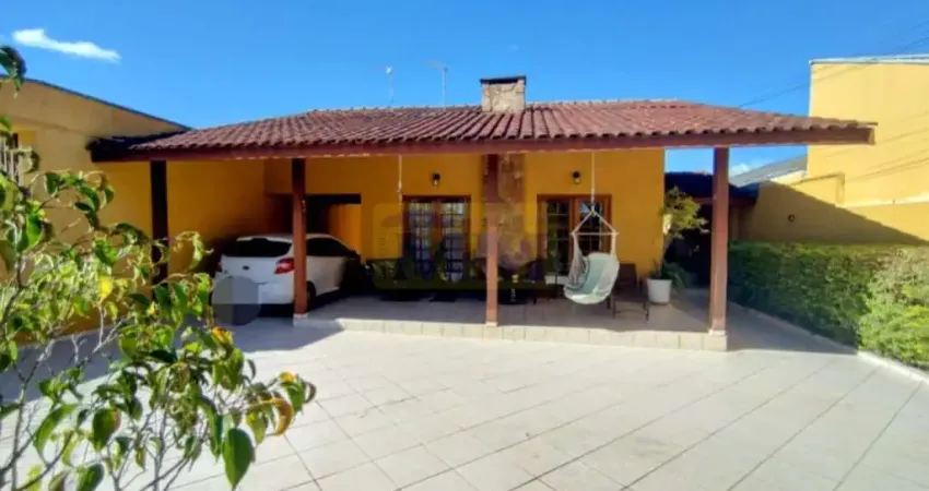 No Centro de Pinhais - uma casa térrea espaçosa espera por você!