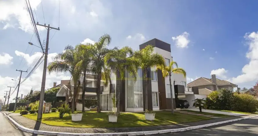 Triplex de esquina em Condomínio Fechado com 323m² construídos e 4 quartos!