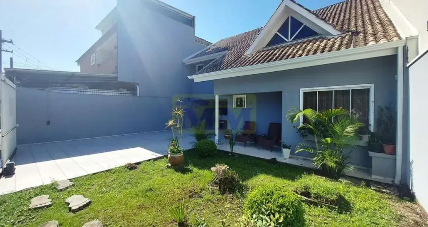 Casa em frente ao bosque municipal com 4 quartos (2 suítes, sendo 1 delas no tér