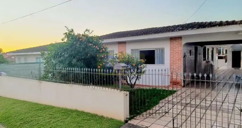 Casa espaçosa com amplo terreno e edícula em pinhais - oportunidade única!