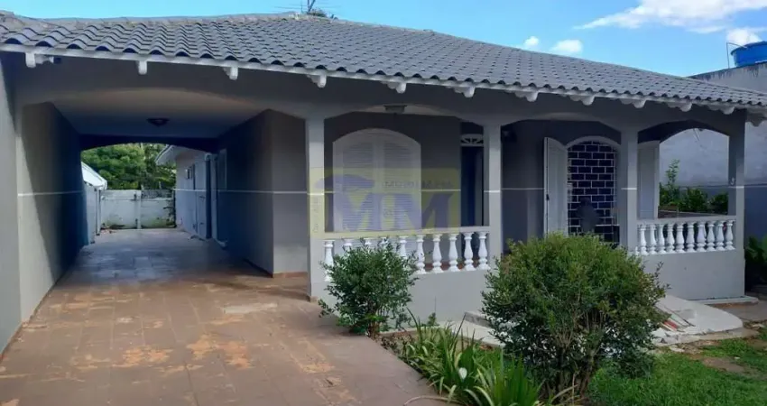 Casa com 3 Quartos, Suíte e Amplo Terreno Arborizado – Segurança e Conforto.