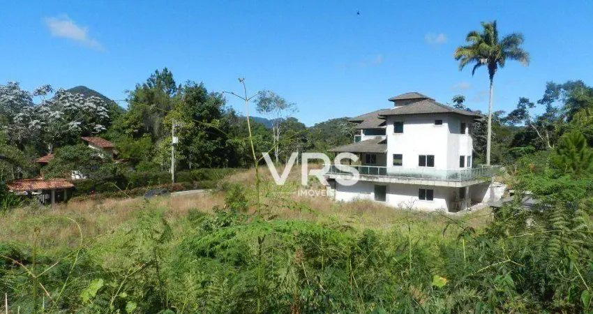 Casa em construção localizada em dois terrenos totalmente planos