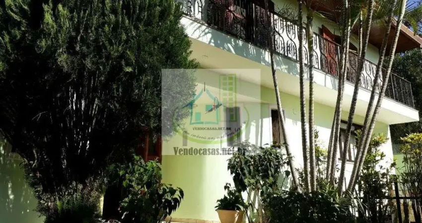 Belíssimo sobrado no bolsão interlagos. rua tranquila e arborizada.