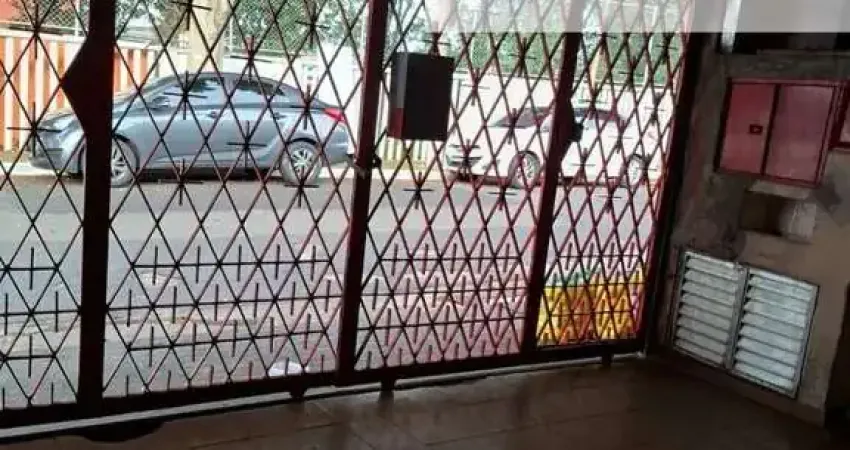 Sobrado com localização excelente com 2 dormitórios, quintal com churrasqueira edícula nos fundos .