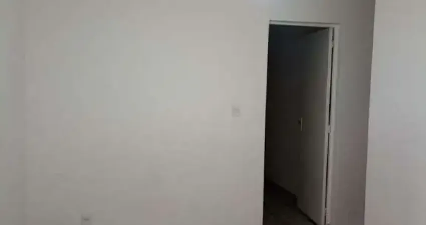 Apartamento de 2 dormitórios ,1 banheiro,cozinha . fica no térreo é cdhu tem uma divida pequena . pr