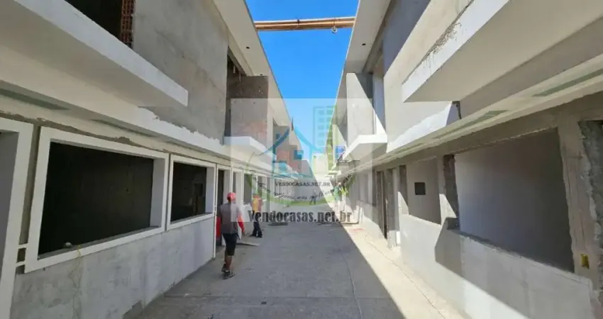 Lançamento sobrado em condomínio fechado,2 suítes,1 vaga para até 2 carros + deposito privativo.