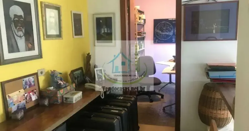 Casa c /4 suítes amplas, 2 com closet, conjugada c sala intima