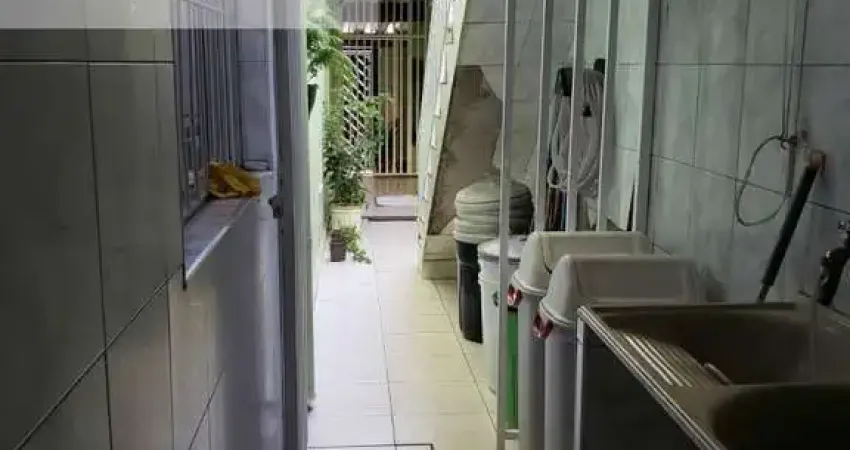 Sobrado Com 3 Dormitórios Sendo 1 Suite Com 2 Vagas Garagem ,Proximo das Principais Ruas ( Avenidas)