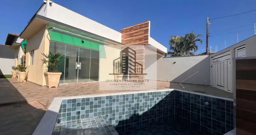 Imperdível oportunidade: Casa na praia a venda em Itanhaém-SP, com 3 quartos, 1 suíte, 1 sala, 3 banheiros, 3 vagas de garagem e piscina.