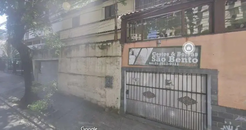 Imperdível casa à venda em Santa Rosa, Niterói-RJ! 4 quartos, 3 banheiros, 2 vagas de garagem, 110m². Venha conferir!