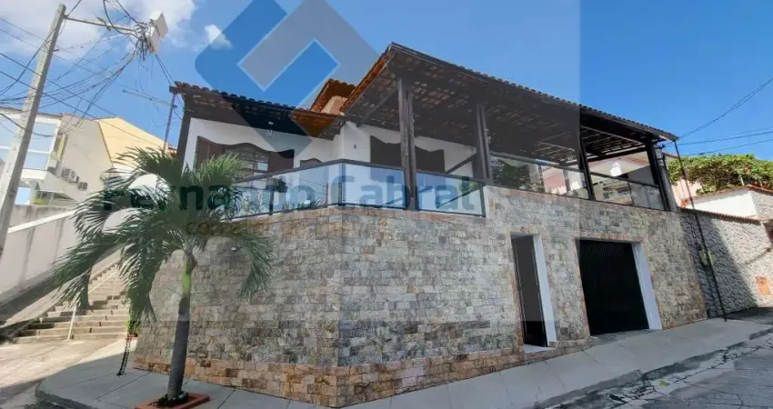 Casa à venda no Fonseca, dentro de condomínio, com piscina e churrasqueira.