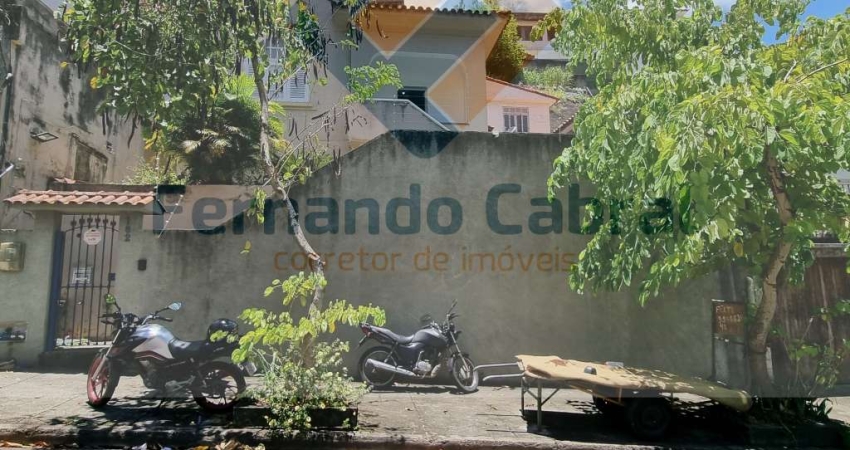 Casa à venda no Pé Pequeno, com três dormitórios.