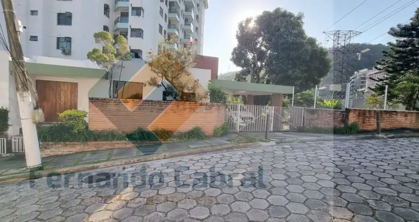 Imponente casa em condomínio à venda em Santa Rosa, Niterói-RJ: 4 quartos, 3 suítes, 2 salas, 5 banheiros, 2 vagas, 440m².