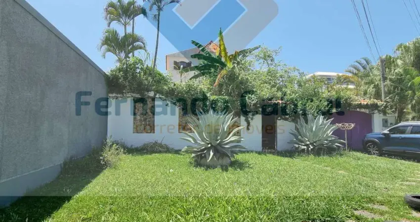 Esta magnífica casa à venda em Camboinhas, na 1ª quadra da praia;