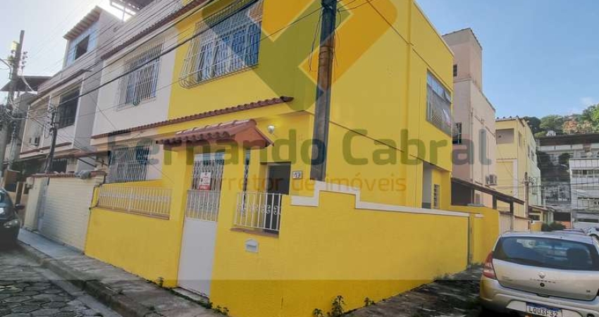 Casa em condomínio à venda em Santa Rosa, Niterói-RJ: 2 quartos, 1 sala, 2 banheiros, 1 vaga de garagem. Venha conhecer!