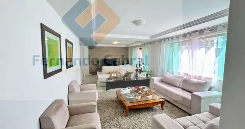 Imperdível casa de alto padrão no condomínio de luxo em Badu, Niterói-RJ - 3 quartos, 3 suítes, 3 salas, 4 banheiros, 2 vagas, 295m².