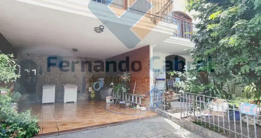 Espetacular casa à venda em Niterói-RJ, bairro Vital Brazil: 5 quartos, 2 suítes, 2 salas, 5 banheiros, 3 vagas, 492m². Venha conferir!