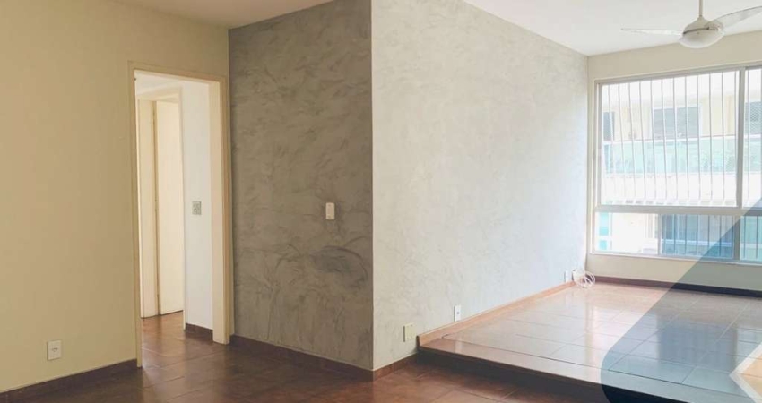Apartamento vazio à venda em Icaraí, condomínio Cezanne e Velasquez com dois dormitórios.