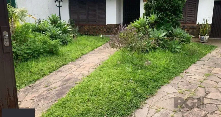 Casa com 3 quartos à venda na Rua Mura, 60, Guarujá, Porto Alegre