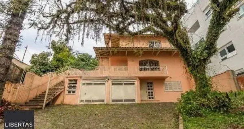 Casa desocupada e semi mobiliada, com suíte master, sacada, vista panorâmica, em amplo terreno no santa tereza