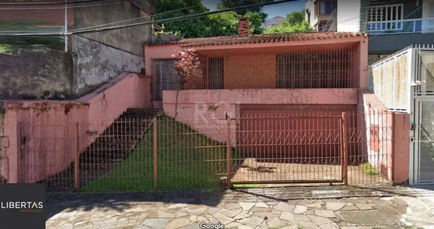 Casa com 03 dormitórios, churrasqueira, pátio com piscina e 5 vagas de garagem no bairro Menino Deus