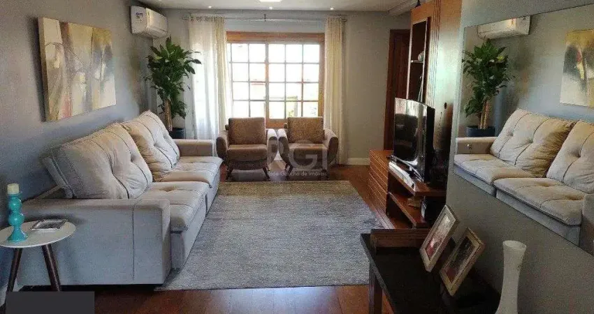 Excelente casa com 03 suíte, espaço gourmet com churrasqueira, living com lareira, pátio com piscina e garagem para 02 carros no bairro Espírito Santo