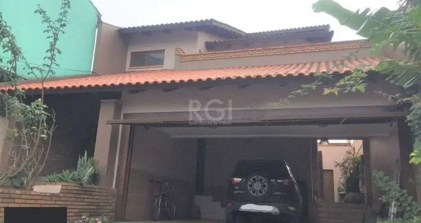 Casa de 270m² - 3 dormitórios, 1 suíte, churrasqueira, pátio e 3 vagas de garagem