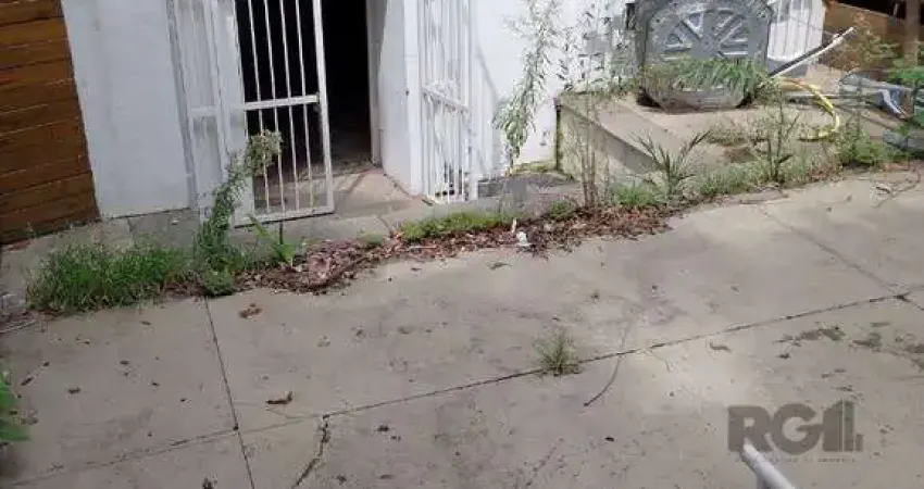 Loja comercial desocupada à venda no coração de Porto Alegre, localizada na Rua Mostardeiro