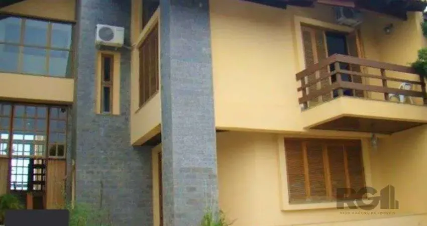 Casa de 370m² - 4 dormitórios, 2 suítes e 4 vagas de garagem no bairro Espírito Santo