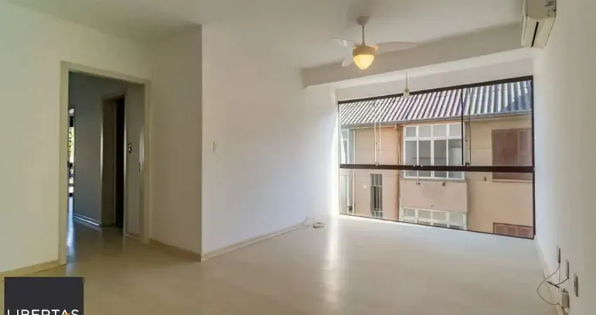 Apartamento com 3 dormitórios e 1 vaga de garagem no bairro Azenha.