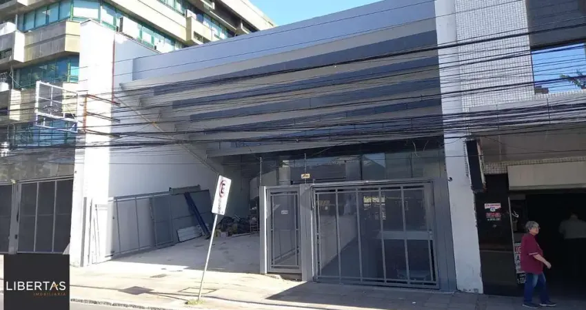prédio comercial desocupado, localizado na Avenida Protásio Alves, no bairro Petrópolis,